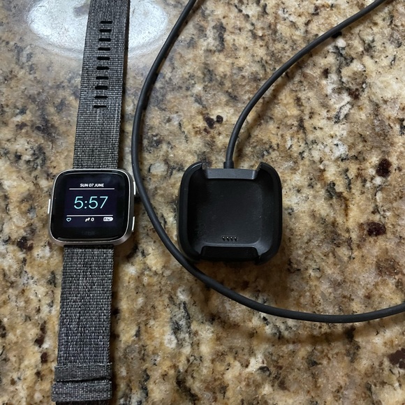Fitbit Versa - Picture 4 of 5